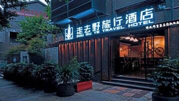 A hotel entrance with a sign indicating it's a travel hotel.