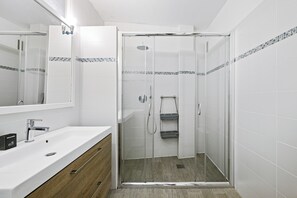 Shower, hair dryer, towels, soap - 47-"L'Alicante"proche gare, terrasse, vu (Menton)