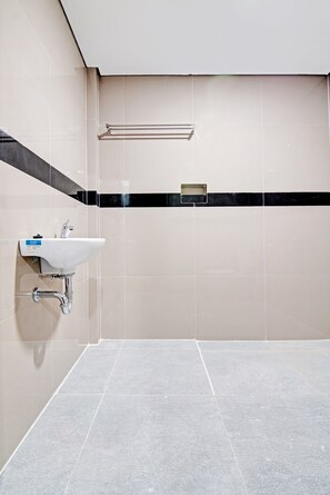 Habitación doble estándar | Baño | Regadera, regadera tipo lluvia, toallas, papel de baño 