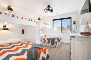 5 habitaciones, escritorio y tabla de planchar con plancha 