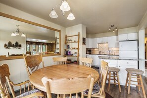 Dining - Dillon Lakeview 2 BR Condo Near Ski Resorts (Dillon)