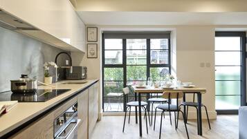 Fridge, microwave, dishwasher, coffee/tea maker