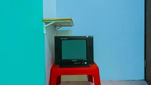 A television on a red stool against a teal wall. - Hotel O Kurnia ShangrilaNearNagoya Hill Shopping Mall (Batam)