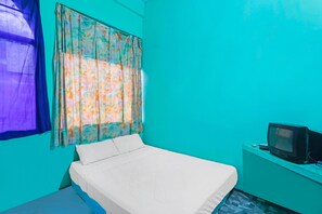 Quarto solteiro básico | Escrivaninha, Wi-Fi de cortesia, roupa de cama