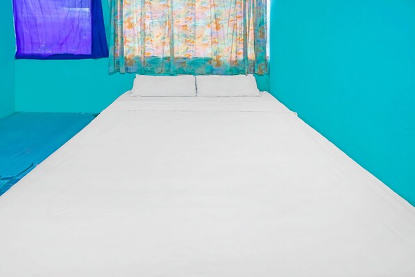 Basic Single Room | Desk, free WiFi, bed sheets