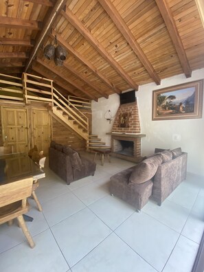 Cabaña básica (Basic cabin 10 personas) | Área de sala de estar | Televisión de pantalla plana 