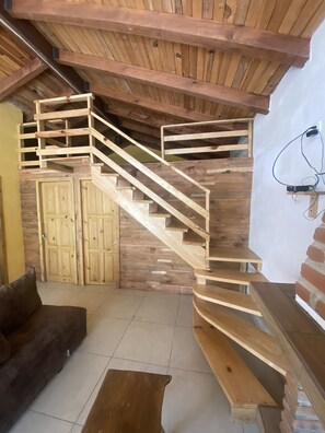 Cabaña básica (Basic cabin 10 personas) | Área de sala de estar | Televisión de pantalla plana 