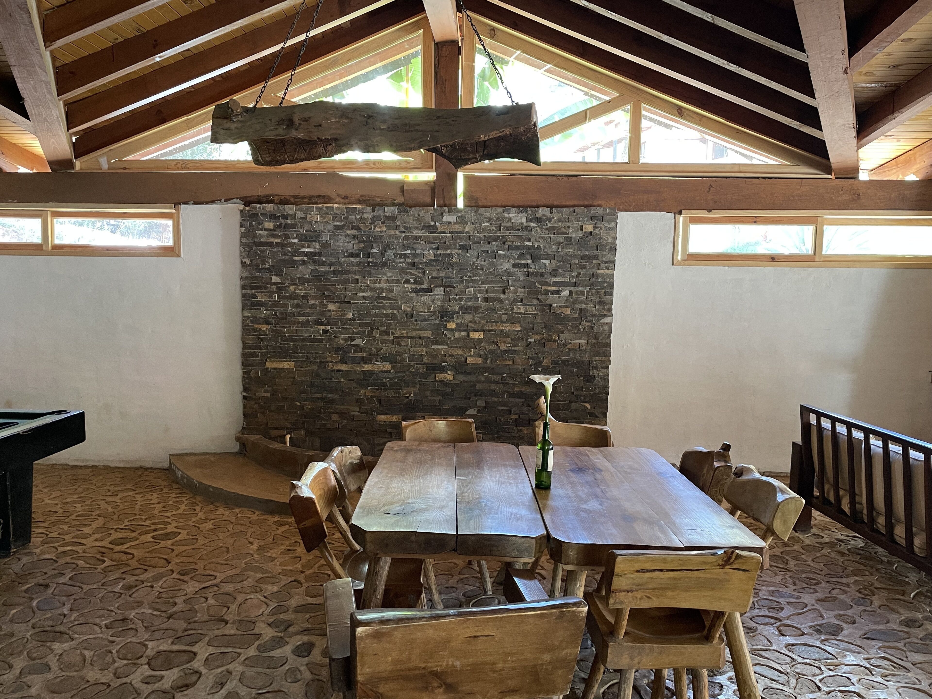 Cabaña básica (Basic cabin 20 personas) | Área de sala de estar | Televisión de pantalla plana 