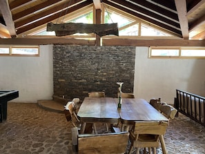 Basic Cabin (Basic cabin 20 personas) | Living area | Flat-screen TV - Cabañas los Pirineos (Mazamitla)