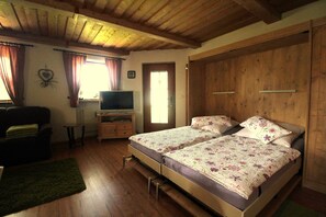 2 bedrooms, iron/ironing board, travel cot, free WiFi