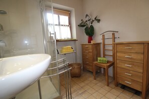 Haartrockner, Handtücher, Seife, Toilettenpapier