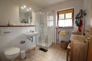 Hair dryer, towels, soap, toilet paper - Staffelberg 802 vacation apartment with outdoor pool, indoor pool and sauna (Elbingerode (Harz))