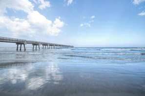 Beach nearby - 1 Block to Jax Beach Modern and Clean Beach Home (Jacksonville Beach)