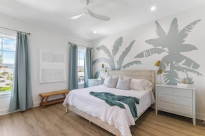 4 habitaciones, escritorio y tabla de planchar con plancha