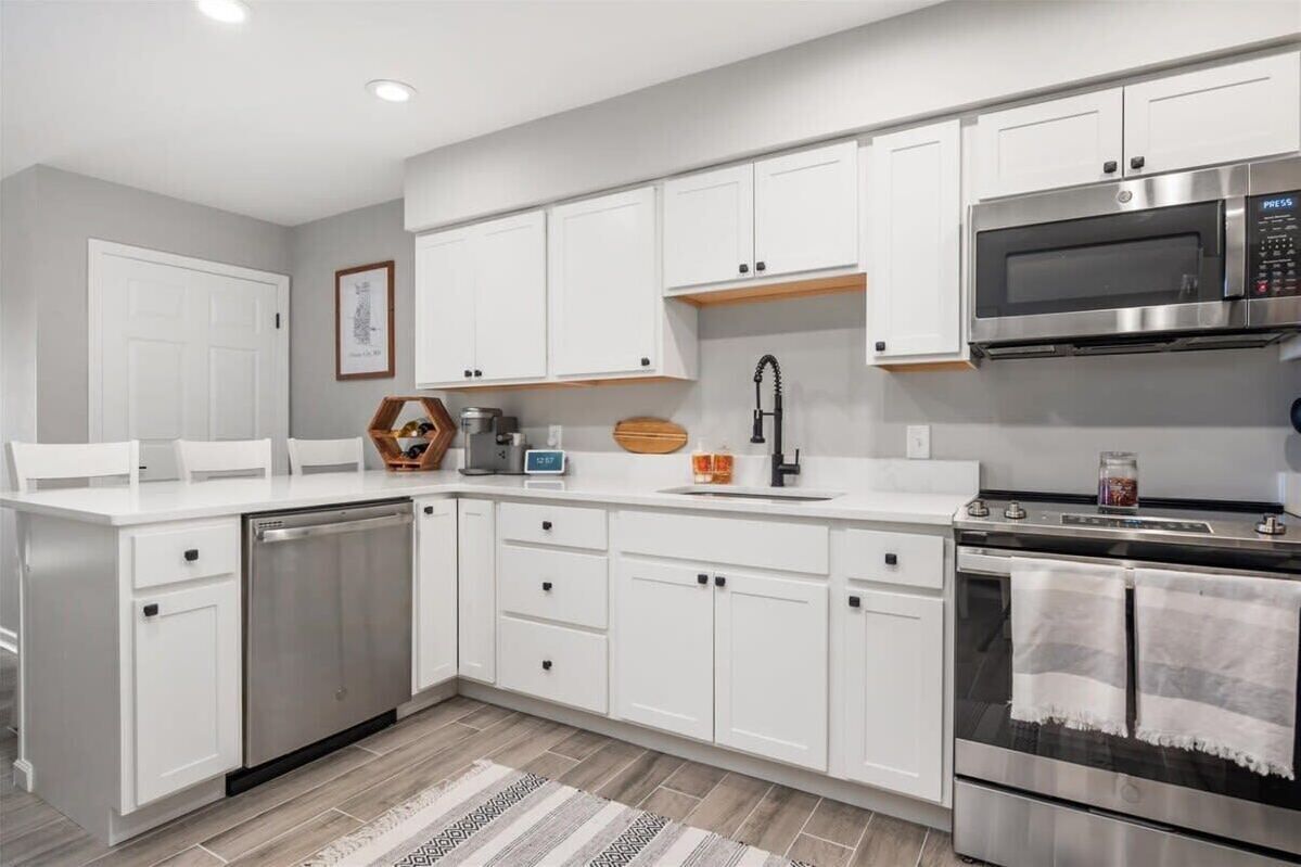 Réfrigérateur, four à micro-ondes, un four, surface de cuisson