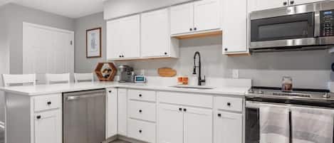 Réfrigérateur, four à micro-ondes, un four, surface de cuisson