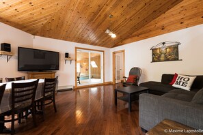 Télévision, baby-foot, chaîne hi-fi