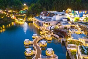 Un hôtel situé au bord de la rivière, doté d’un canal navigable, de plusieurs espaces de restauration et de bâtiments avec balcons.