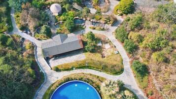 حمام سباحة خارجي