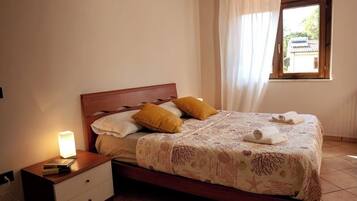 3 bedrooms, travel cot, free WiFi, bed sheets