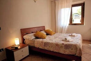 3 bedrooms, travel cot, free WiFi, bed sheets