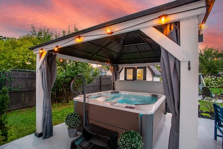 Terrace/patio. Blue Valley Inn - Hot Tub & Spacious Play Area!