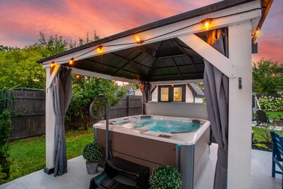 Blue Valley Inn - Hot Tub & Spacious Play Area!