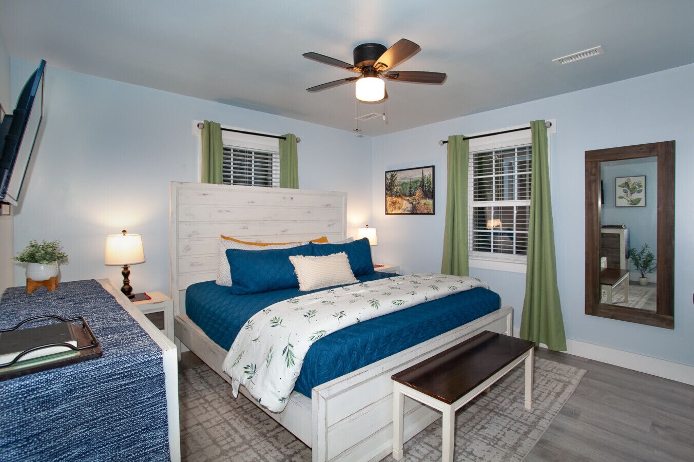 2 slaapkamers, een bureau, een strijkplank/strijkijzer, reisbedje