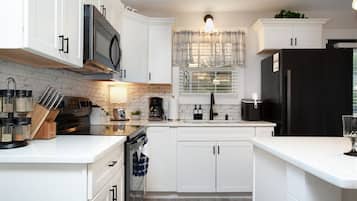 Geladeira, micro-ondas, fogão, cooktop