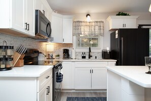 Jääkaappi, mikroaaltouuni, uuni, liesi