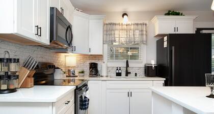 Blue Valley Inn - Hot Tub & Spacious Play Area!