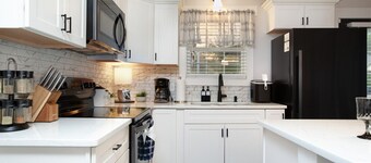 Blue Valley Inn - Hot Tub & Spacious Play Area!