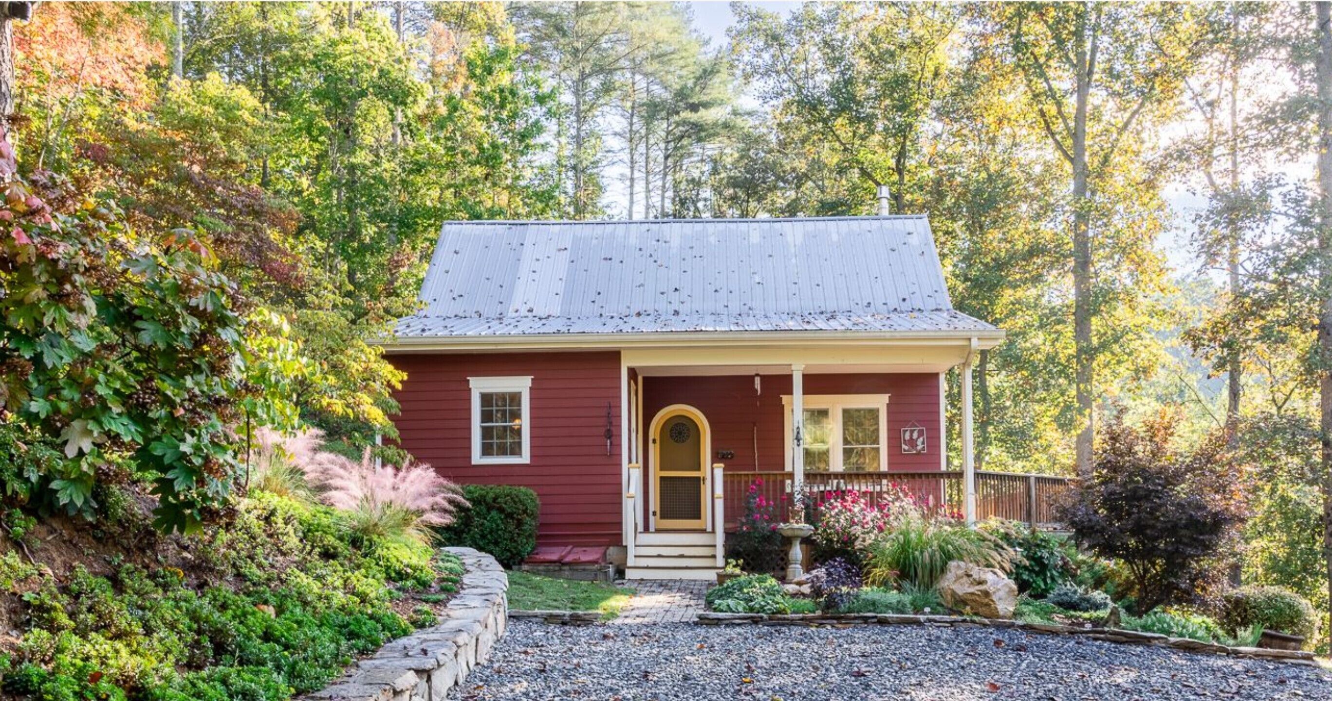 Majestic Creek Views | Romantic | Mountain Vibes | Unique | Private | Warm