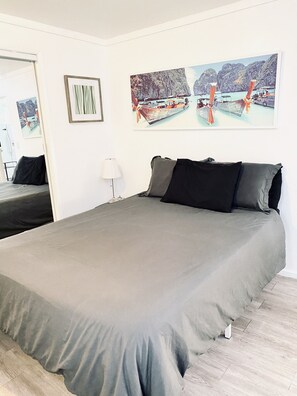 2 室のベッドルーム、デスク、WiFi、ベッドシーツ
