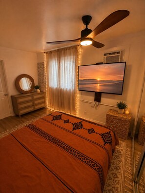 2 bedrooms, desk, WiFi, bed sheets