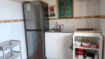 Cabaña tradicional | Cocina privada | Frigorífico grande, placa de cocina, cafetera o tetera y tostadora