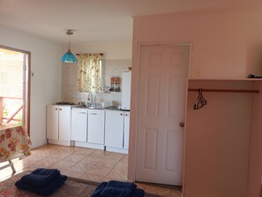 Family Cabin | Private kitchen | Full-sized fridge, stovetop, coffee/tea maker, toaster - Cabañas Te Pito Kura (Hanga Roa)