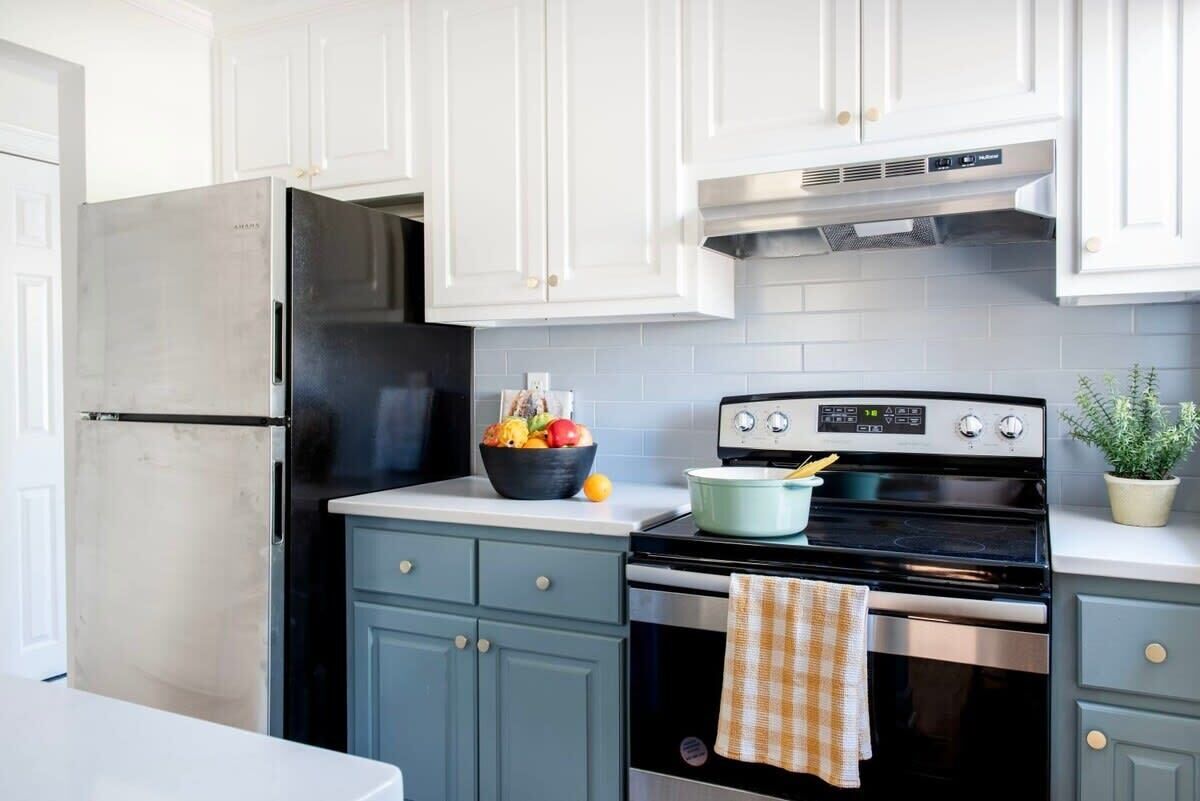 Een koelkast, een magnetron, een oven, een kookplaat