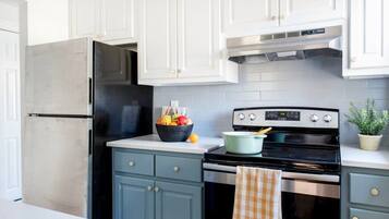 Een koelkast, een magnetron, een oven, een kookplaat