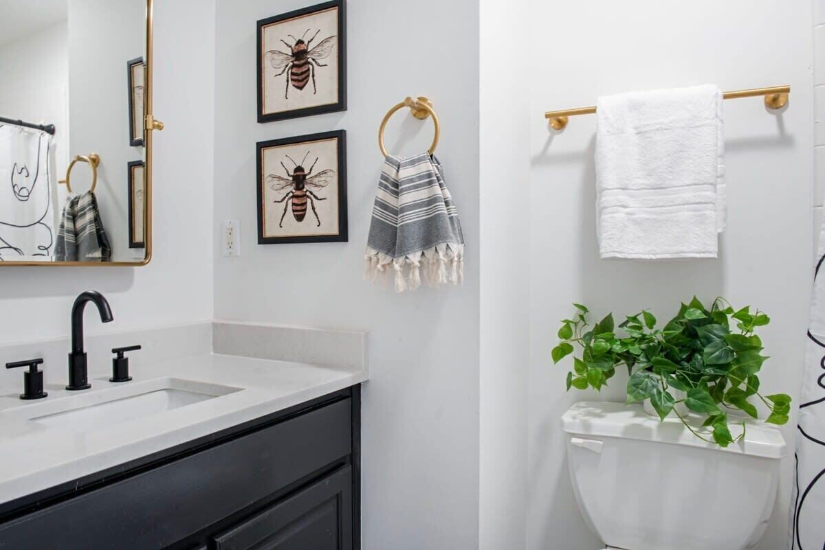 Een bad, een haardroger, handdoeken, zeep