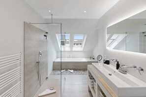 Badewanne, Haartrockner, Handtücher