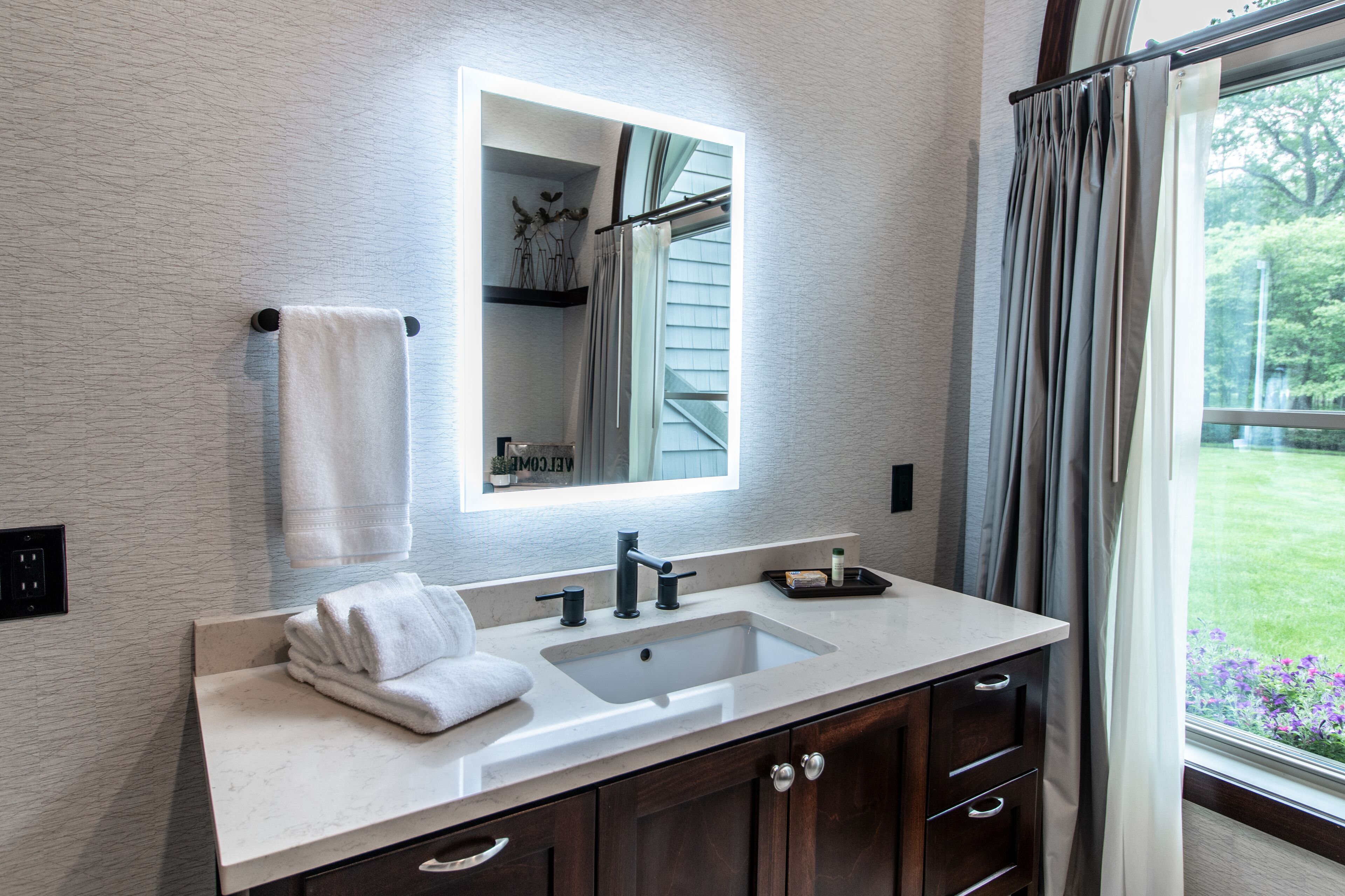 Regadera, secadora de cabello, toallas, jabón 