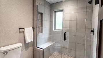 Een douche, een haardroger, handdoeken, zeep