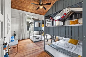 5 bedrooms, desk, iron/ironing board, travel crib