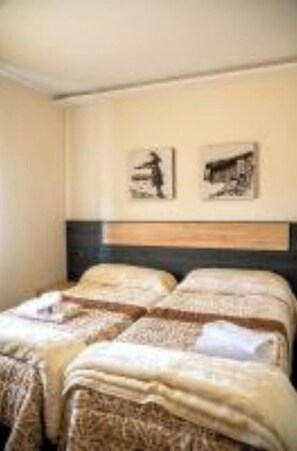 2 habitaciones, escritorio, tabla de planchar con plancha y wifi gratis