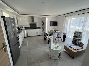 Fridge, microwave, oven, stovetop - Charming Villa (Saint-Martin-du-Var)