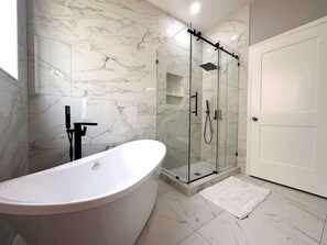Dusche, Haartrockner, Handtücher