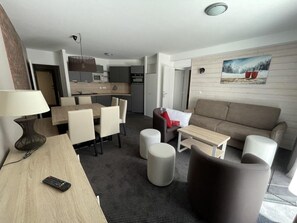 Living area - 80m from resort center, Ground floor, view ski slopes, swimming pool, terrace, tv, ski locker, 67m² (Eaux-Bonnes)