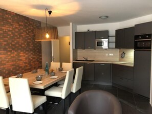 Dining - 80m from resort center, Ground floor, view ski slopes, swimming pool, terrace, tv, ski locker, 67m² (Eaux-Bonnes)