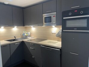 Een koelkast, een microgolfoven, een oven, een vaatwasser